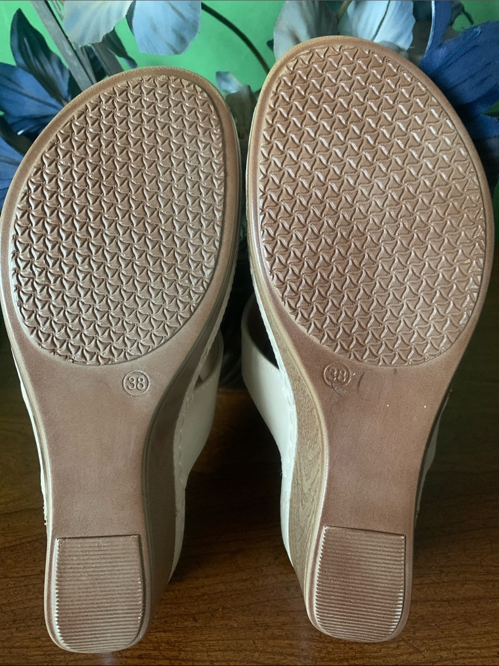 NWOT Good Choice Size 8/38 Cream Gold Buckle Wedge Sandals - Picture 7 of 7